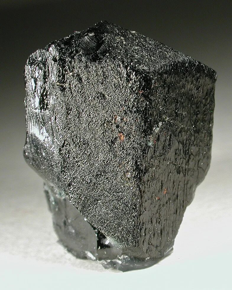 Самый черный минерал. Серендибит минерал. Серендибит камень минерал черный. Серендибит Кристалл. Диопсид гроссуляр.