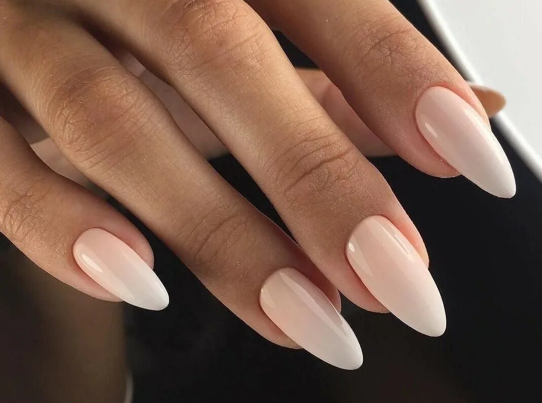 нежный маникюр на длинные ногти. маникюр надлиннвй ногти. ногти миндаль. маникюр черный с голографической втиркой. маникюр на квадратные ногти.