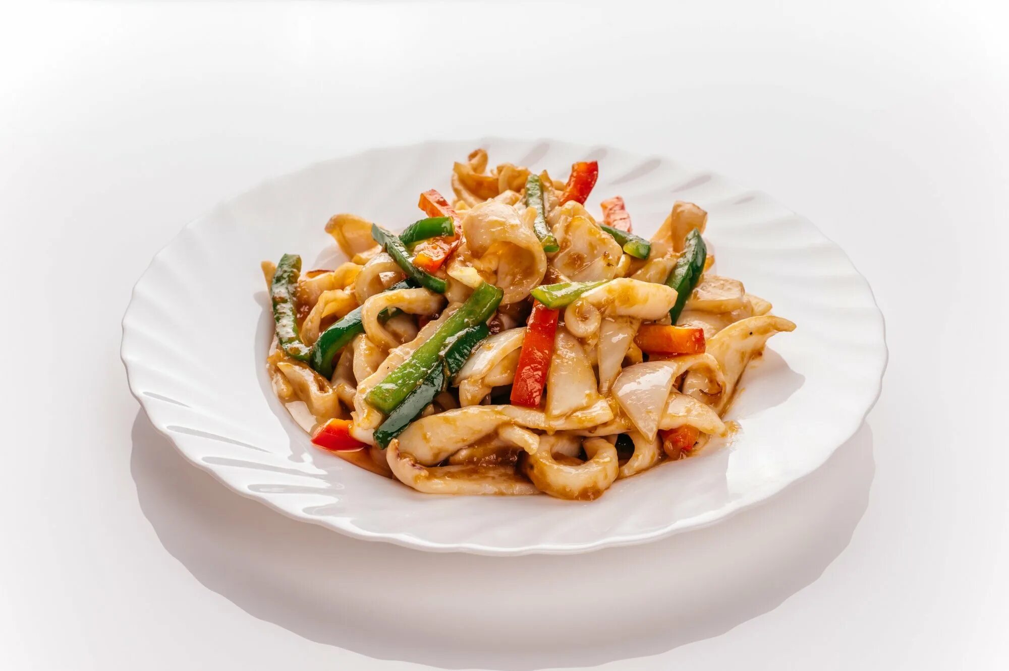 Китайский салат с морепродуктами. Кальмары с овощами на сковороде. жареный кальмар с овощами. гарнир к кальмарам. салат с кальмарами китайская кухня.
