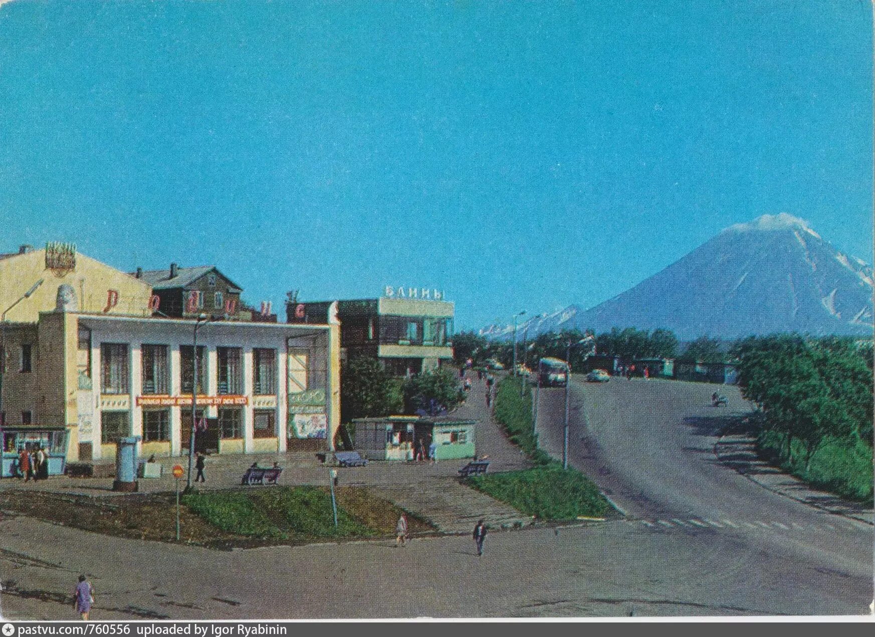 Киноцентр лимонад пирамида. Кинотеатр маяк челябинск. Кинотеатр камчатка петропавловск-камчатский. Кинотеатр петропавловск камчатский. Петропавловск-камчатский центр города 1980 год.