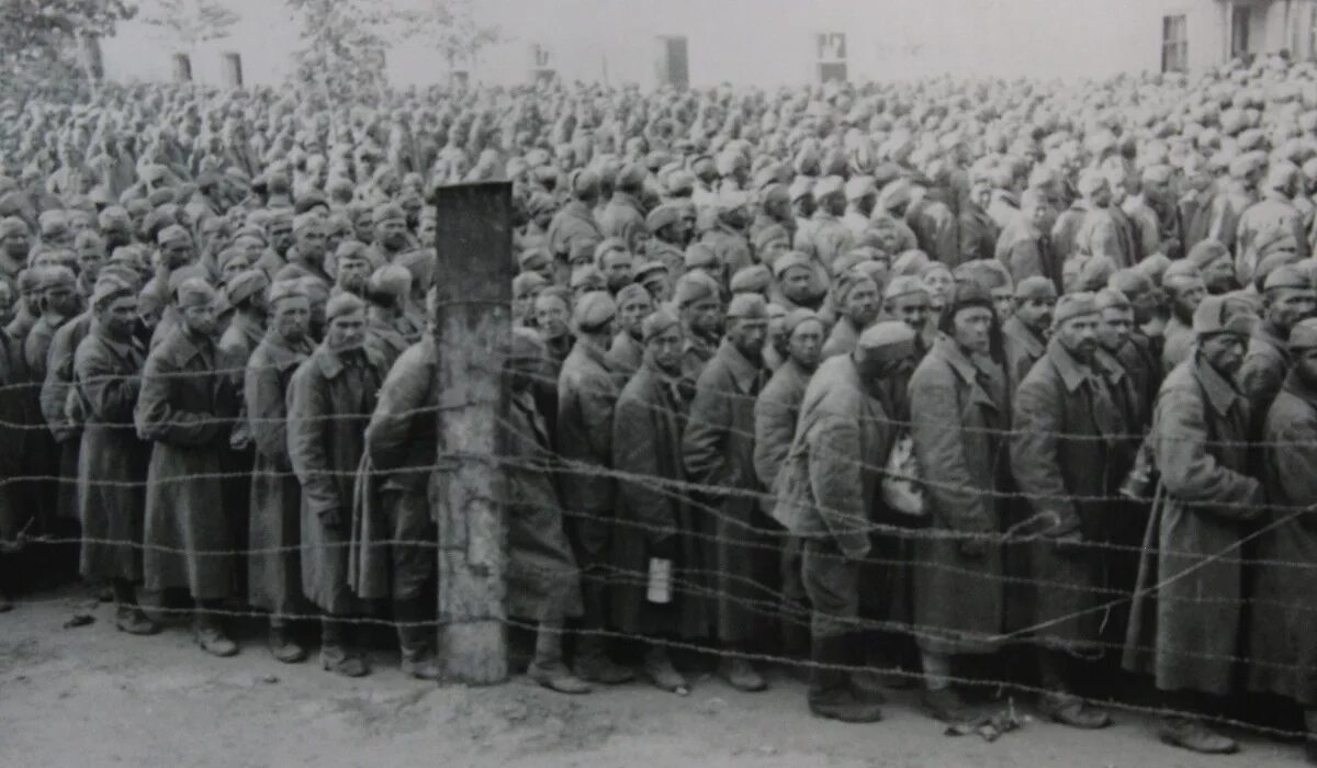 Плен 256. Заключенные лагерь военнопленных в германии. лагерь советских военнопленных 1941. советские военнопленные в германии 1941-1945. лагеря военнопленных в 1941.