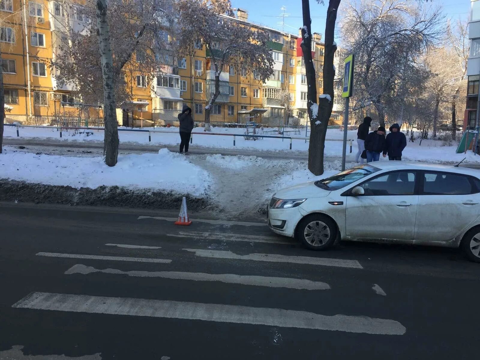 Машина на переходе. Наезд на пешехода на переходе. Сбила детей на пешеходном переходе в москве. Наезд на пешехода на переходе. Машина на пешеходном переходе.