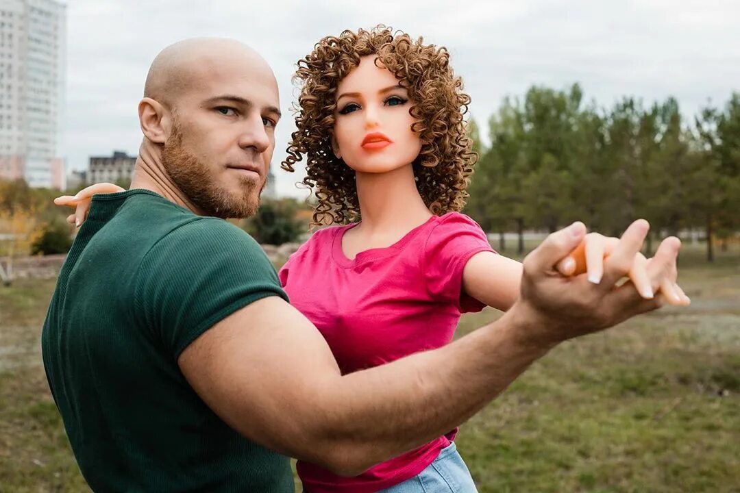 девушка с куклой мужчиной. чувак с резиновой куклой. девушка с куклой мужчиной. казахстанский бодибилдер юрий толочко. бодибилдер юрий толочко и его жена.