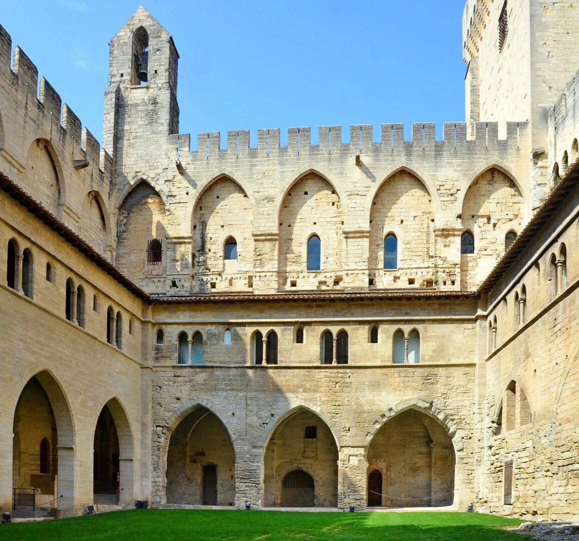 Авиньон франция замок. Авиньон франция папский дворец. Папский дворец в авиньоне. Авиньон франция папский дворец. Франция город авиньон папский дворец.