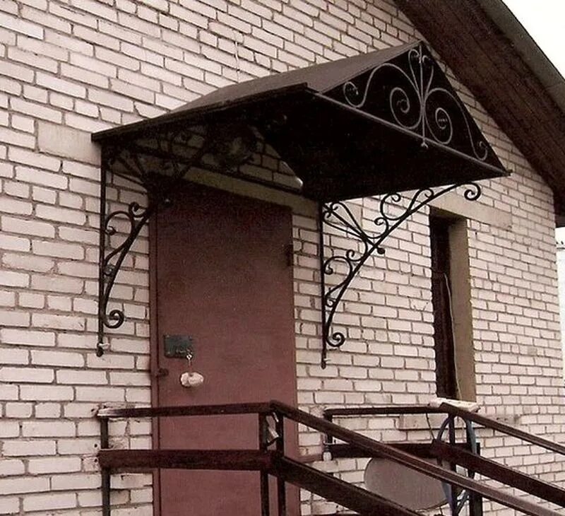 Козырёк над крыльцом. Навес в частном доме. Крыльцо с навесом. Козырёк над крыльцом. Навес над крыльцом частного из металла.