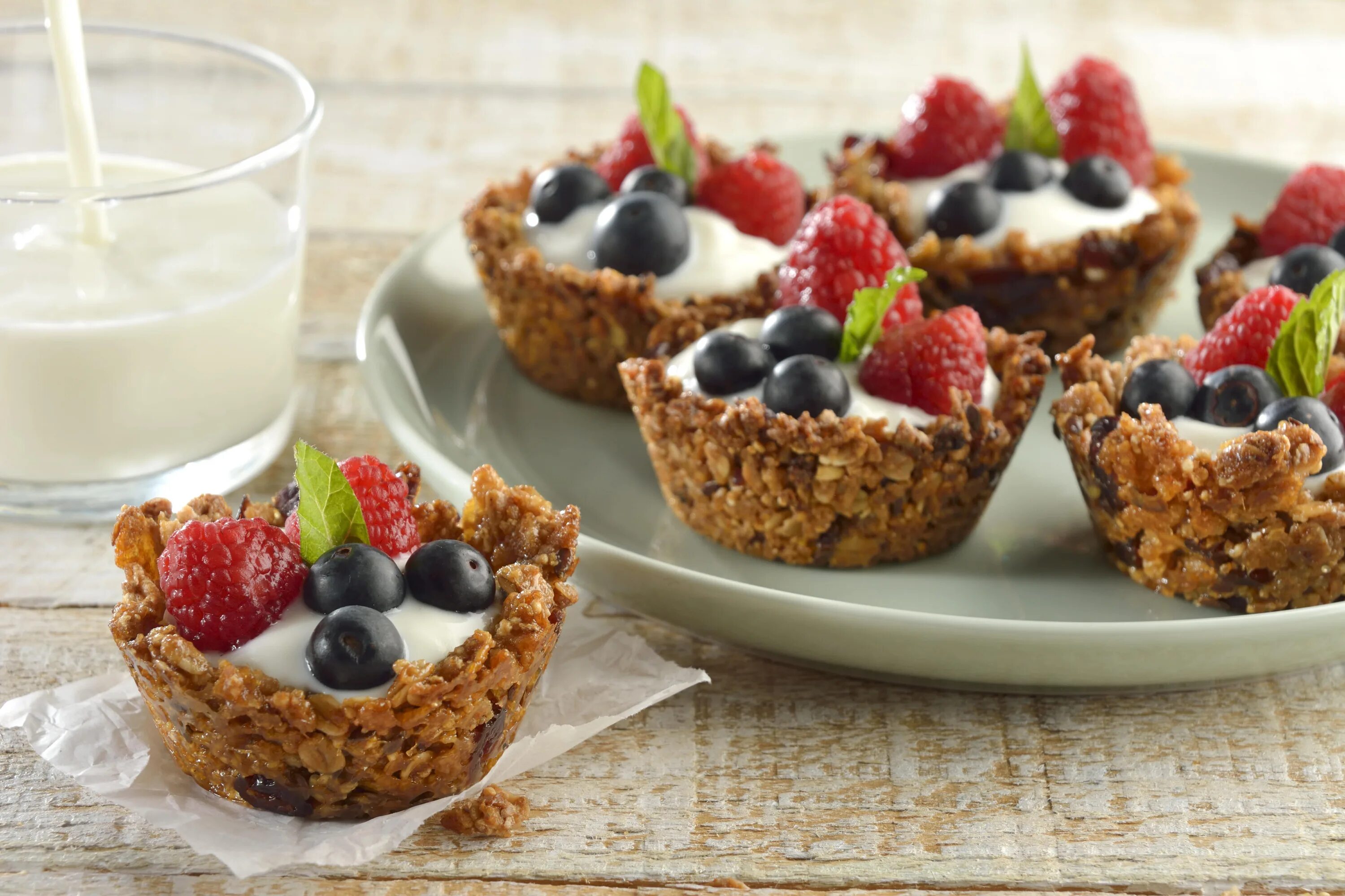 Вкусные и полезные сладости. Полезные десерты это. Модные десерты. Полезные десерты для детей. Полезные сладости.