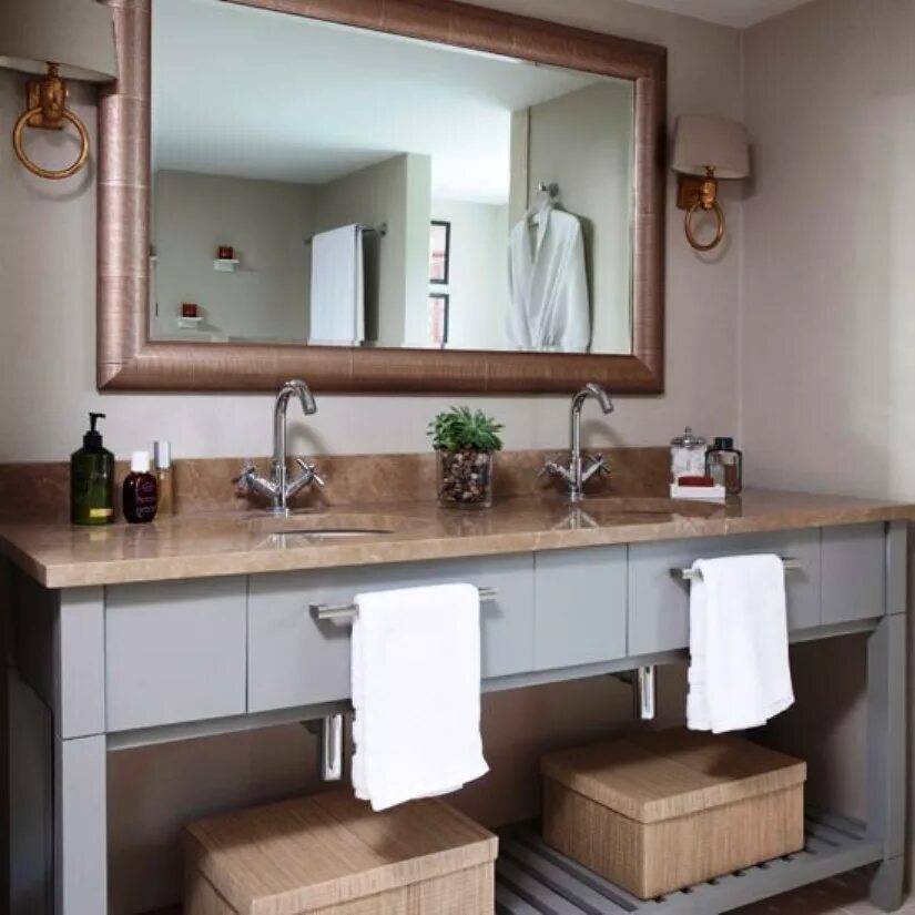 Зеркало в ванной в стиле прованс в интерьере. Кастомные зеркала. There is a mirror in the bathroom. Oversize mirror. Круглое зеркало в ванной.