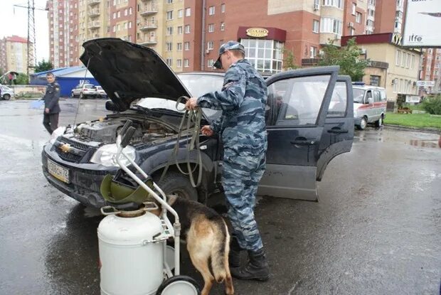 Полицейский урал. Заминировали машину с детьми. Минирование автомобиля. Признаки минирования автомобиля. Машина минирования.