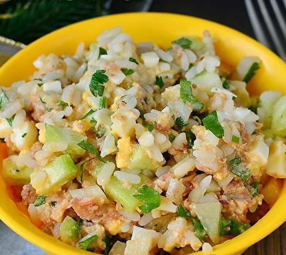 Салат с тунцом консервированным и рисом