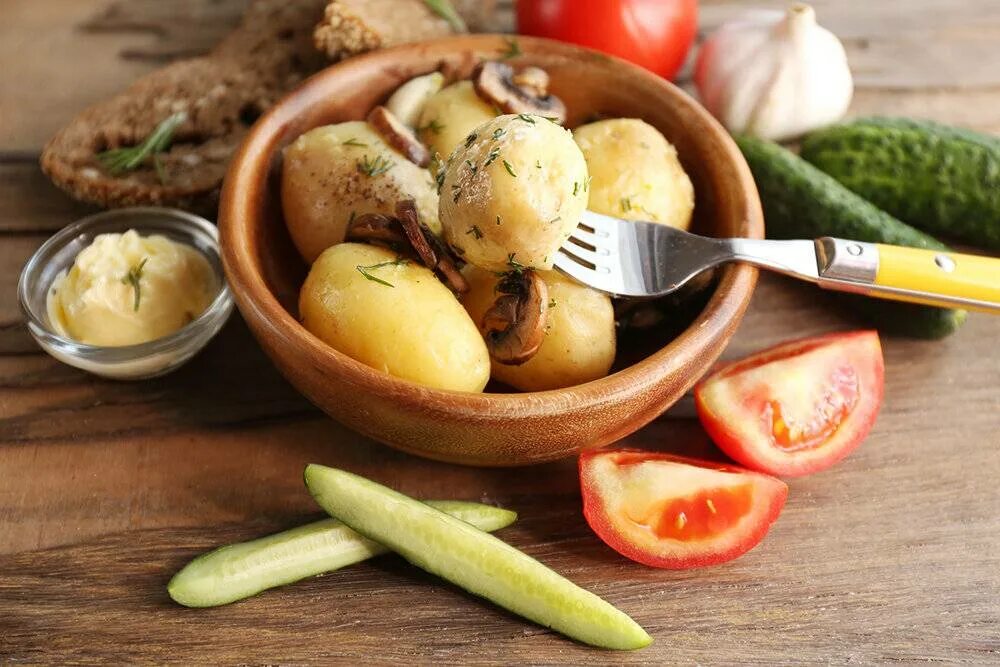 Свежий картофель в мундире. Вареный картофель в кожуре. Картофель вареный в мундире. Вареная картошка в мундире. Картошка с луком.