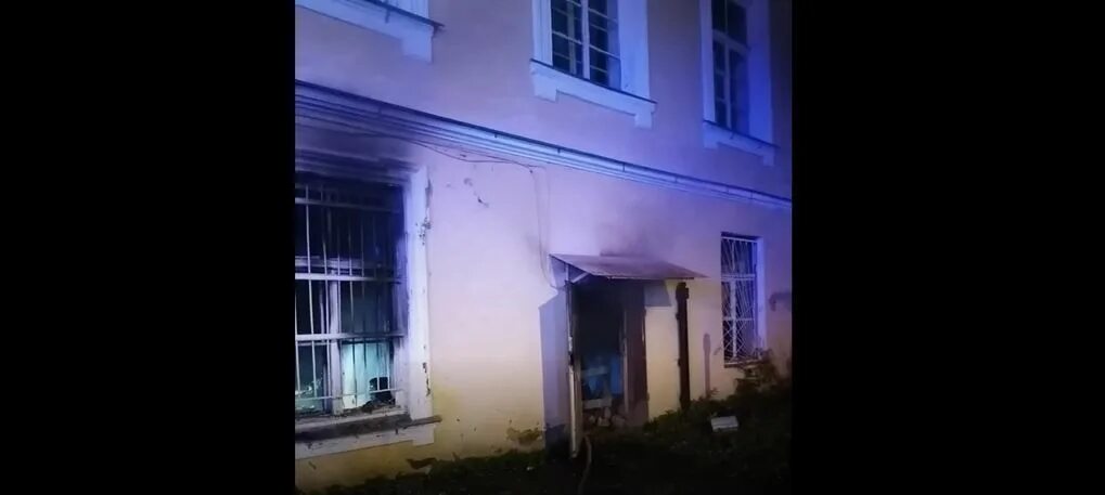 Поджог военкомата в петербурге. Пожар в окне. Поджог военкомата в петербурге. Поджог. Военкомат ломоносовский.