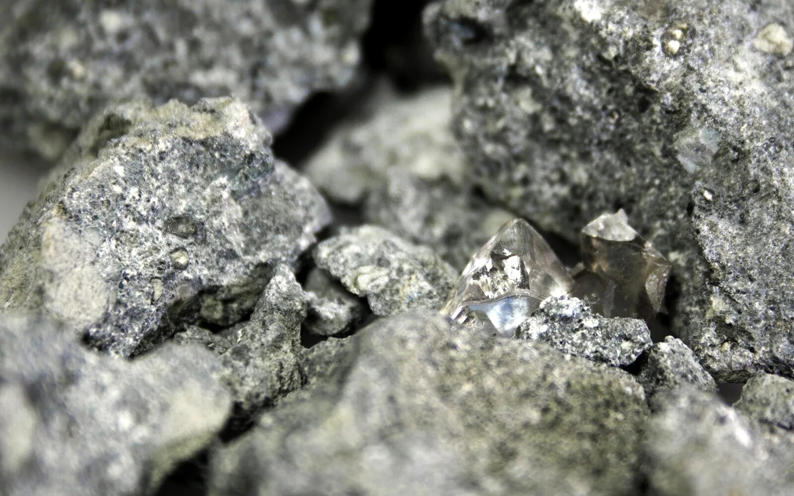 Алмаз какая порода. Алмаз руда Кимберлит. Кимберлит камень. Алмаз Горная порода. Алмаз неограненный АЛРОСА.