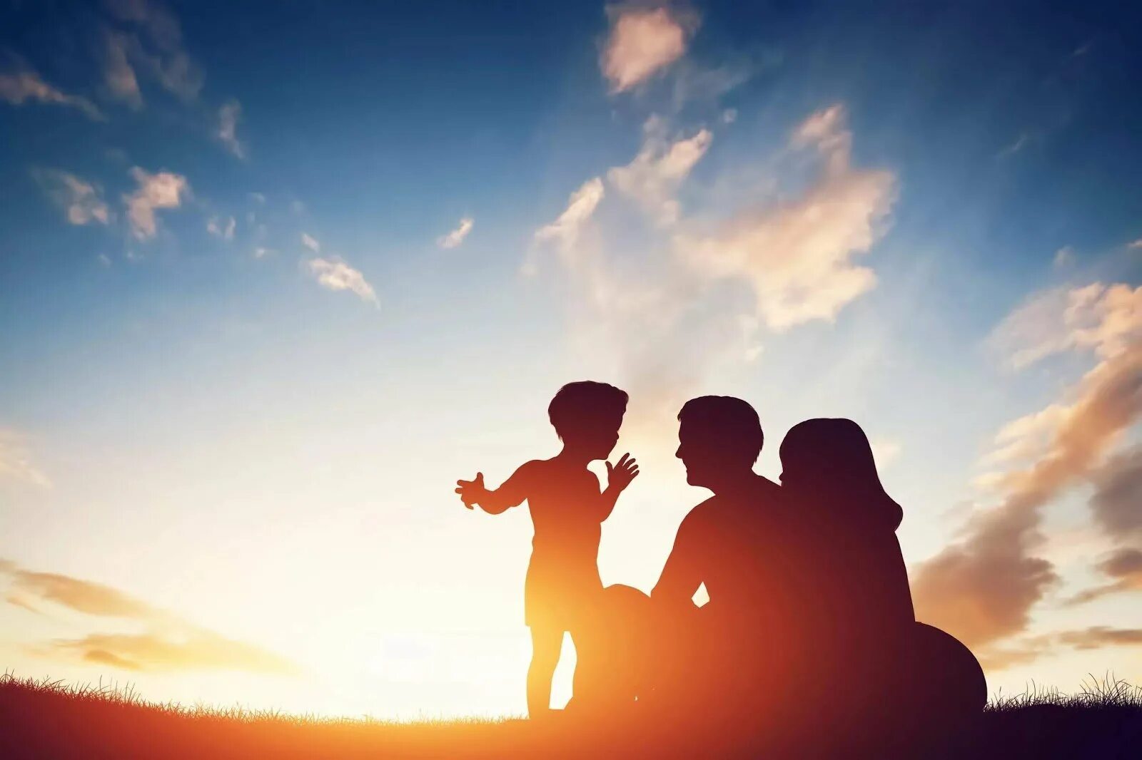Ценности отцов и детей. Семья на закате. Фон семья. Семья на фоне заката. Семья на фоне солнца.