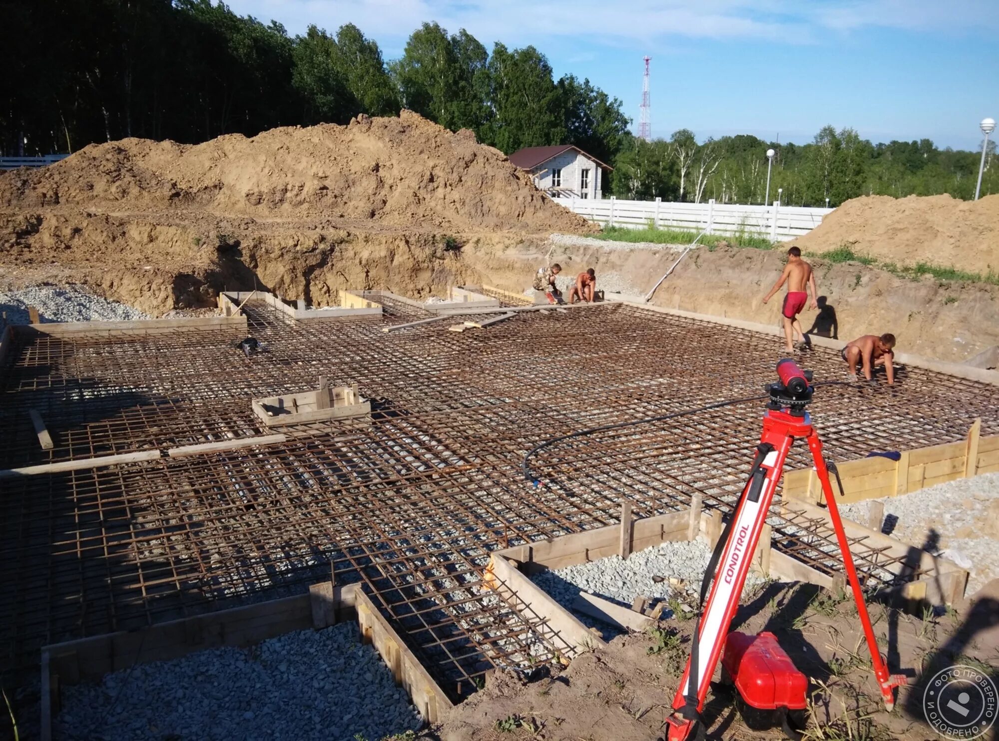 Геодезические разбивочные оси. Геодезическая разбивка фундамента. Геодезические работы при строительстве сборного фундамента. Фундамент геодезия. Геодезические работы при сооружении фундаментов.