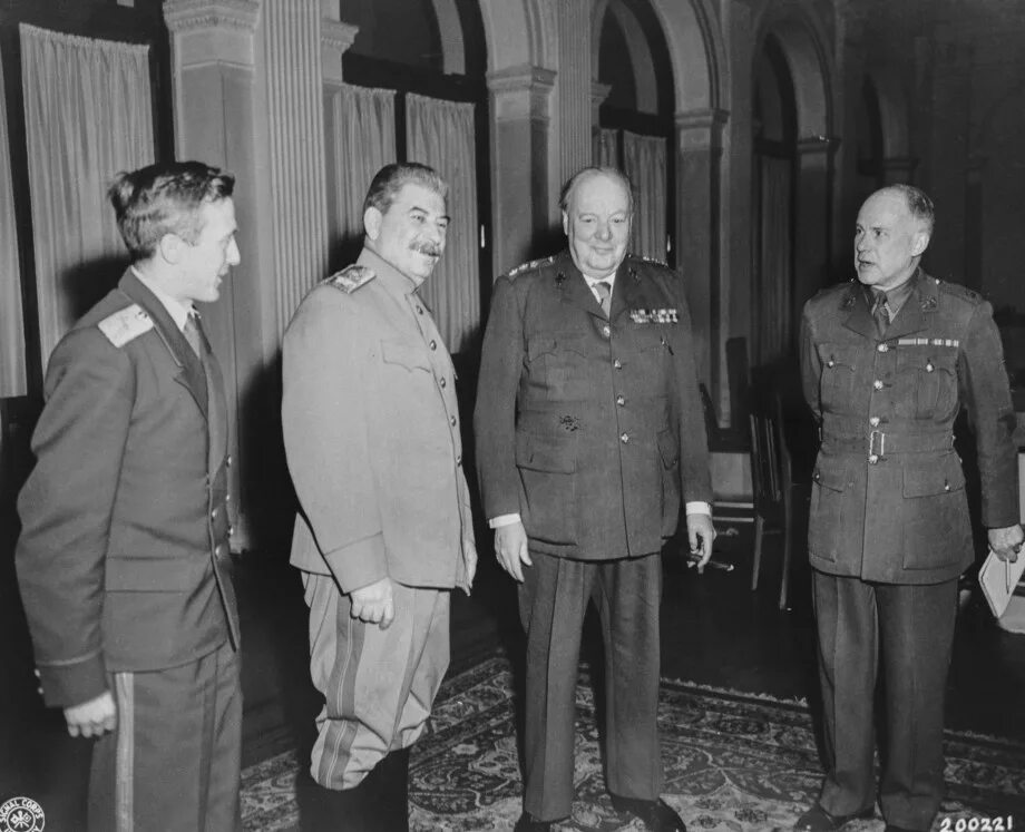 На Ялтинской конференции (февраль 1945 г.). Ялтинская Крымская конференция 1945. Ливадийский дворец Сталин Рузвельт Черчилль. Рузвельт Черчилль Сталин конференция Ялта