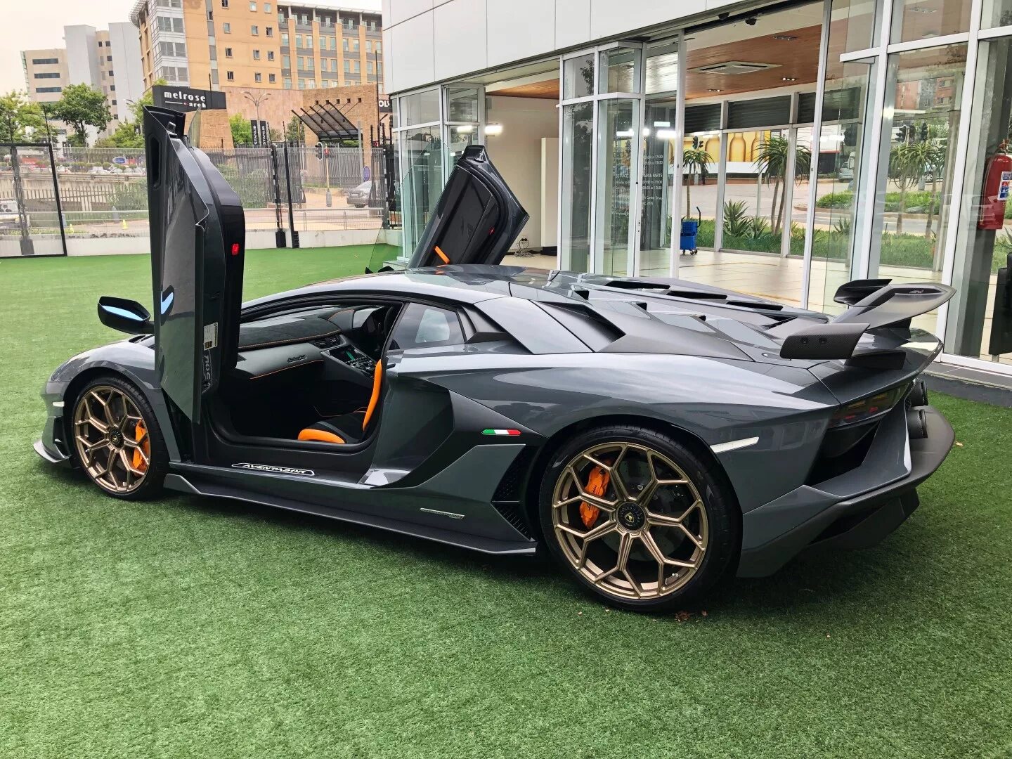 Суперкар Lamborghini Revuelto жёлтого цвета - Авто марки: BMW История BMW