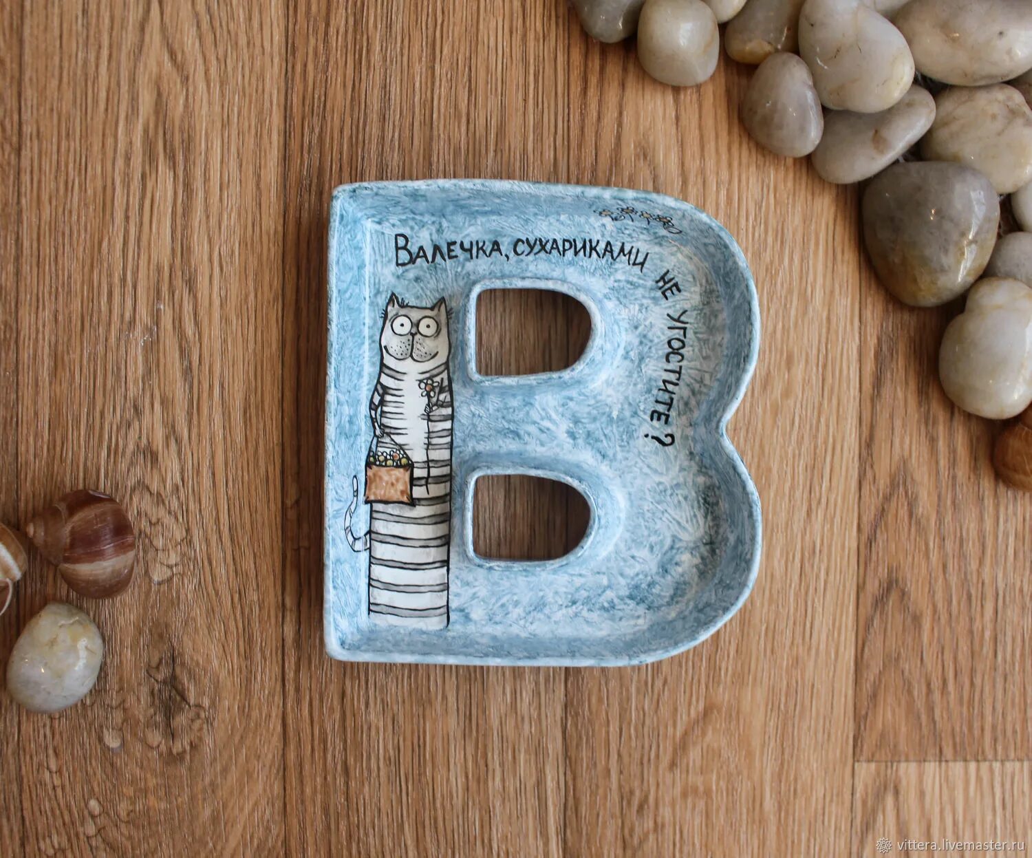 Тарелки буквами. Тарелки буквами. Тарелки с буквами алфавита. Керамические тарелки в виде буку азбука. Буква о в виде тарелки.