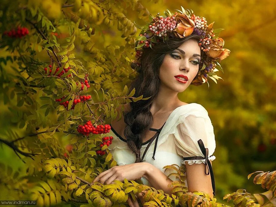 Анфиса рябинница. Девушка у калины. Стояла у калины. Девушка-рябина. Рябина любовь.