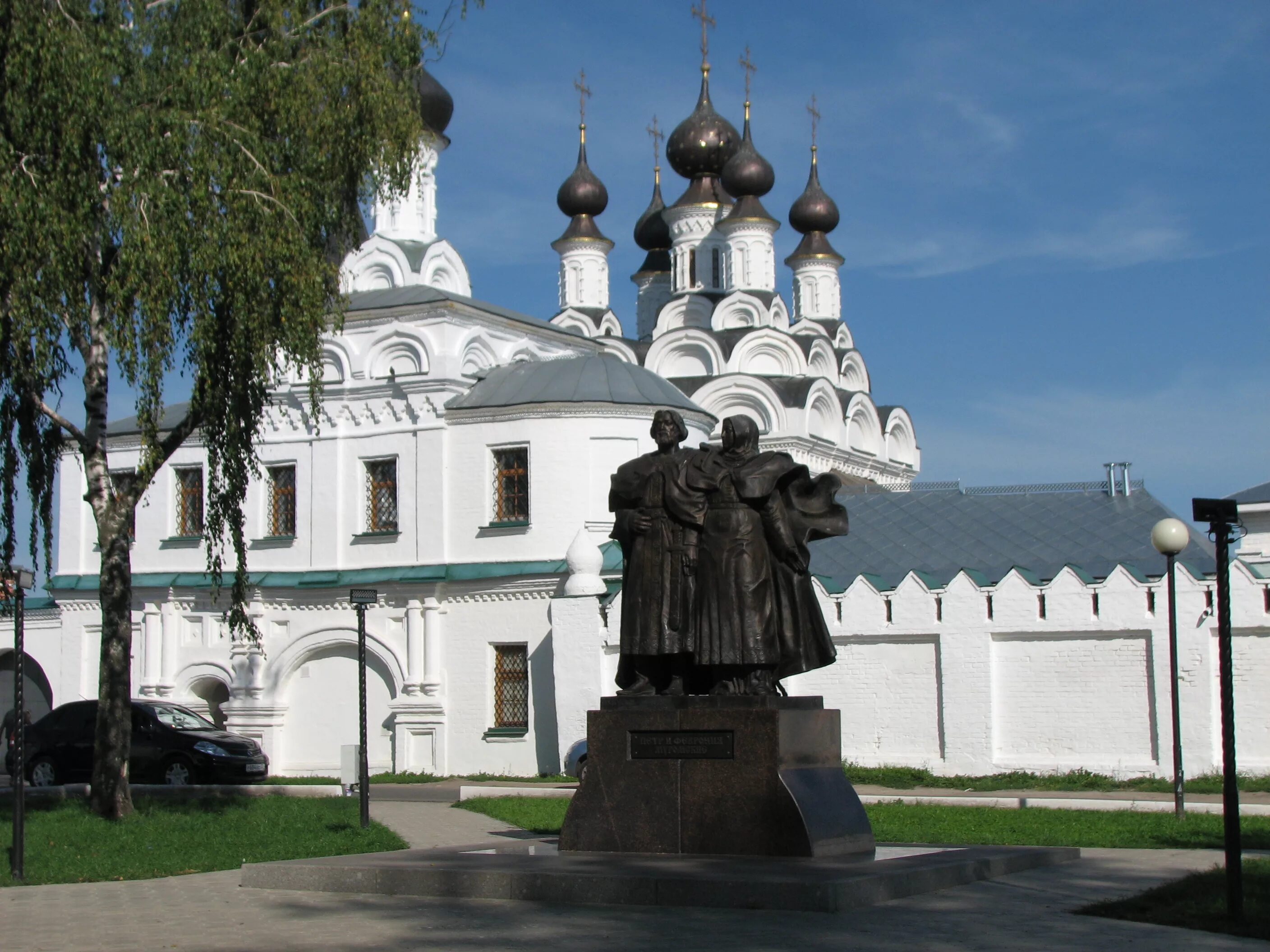 Муромский монастырь петра. В Муроме памятник Петру и Февронии в Муроме. Храм Петра и Февронии в Муроме. Свято-Троицкий монастырь в Муроме Петра и Февронии. Муром женский монастырь Петра и Февронии.