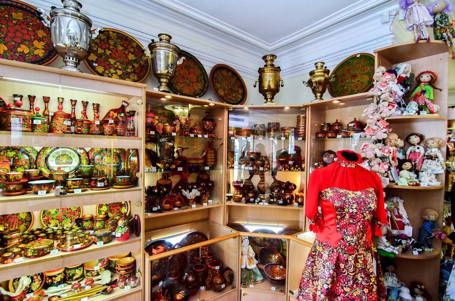 хозяйственные товары. магазин меда. красивый продуктовый магазин.