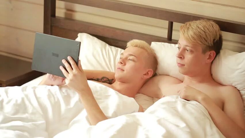 Первый половой видео. Юный мальчик в кровати. Мальчик с мальчиком в постели. Молодые парни в постели.
