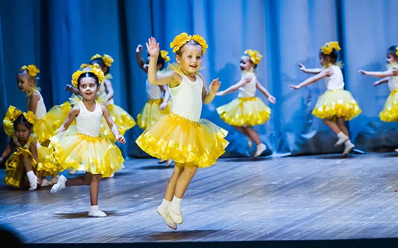 Хореография для малышей. Маленькие танцоры. Девочка танцует степ. Включи маленькие танцы. Хореография для малышей.