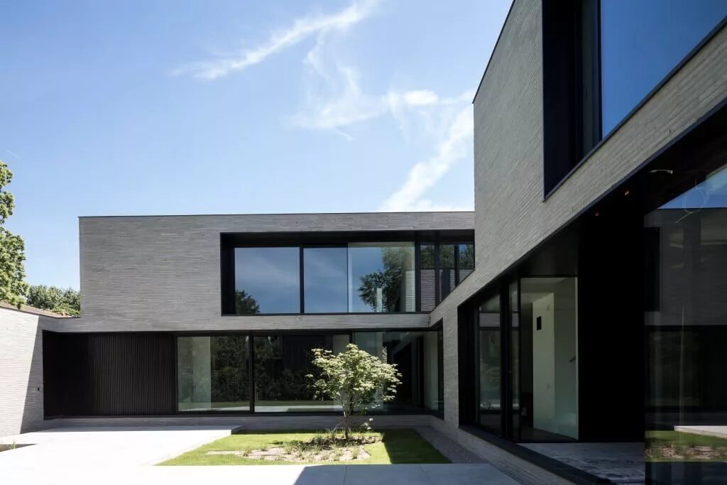 Испанский нео колониальный стиль в архитектуре. Дом контент. Домик с прозрачным фонов. Недвижимость иллюстрация. Дом контент.