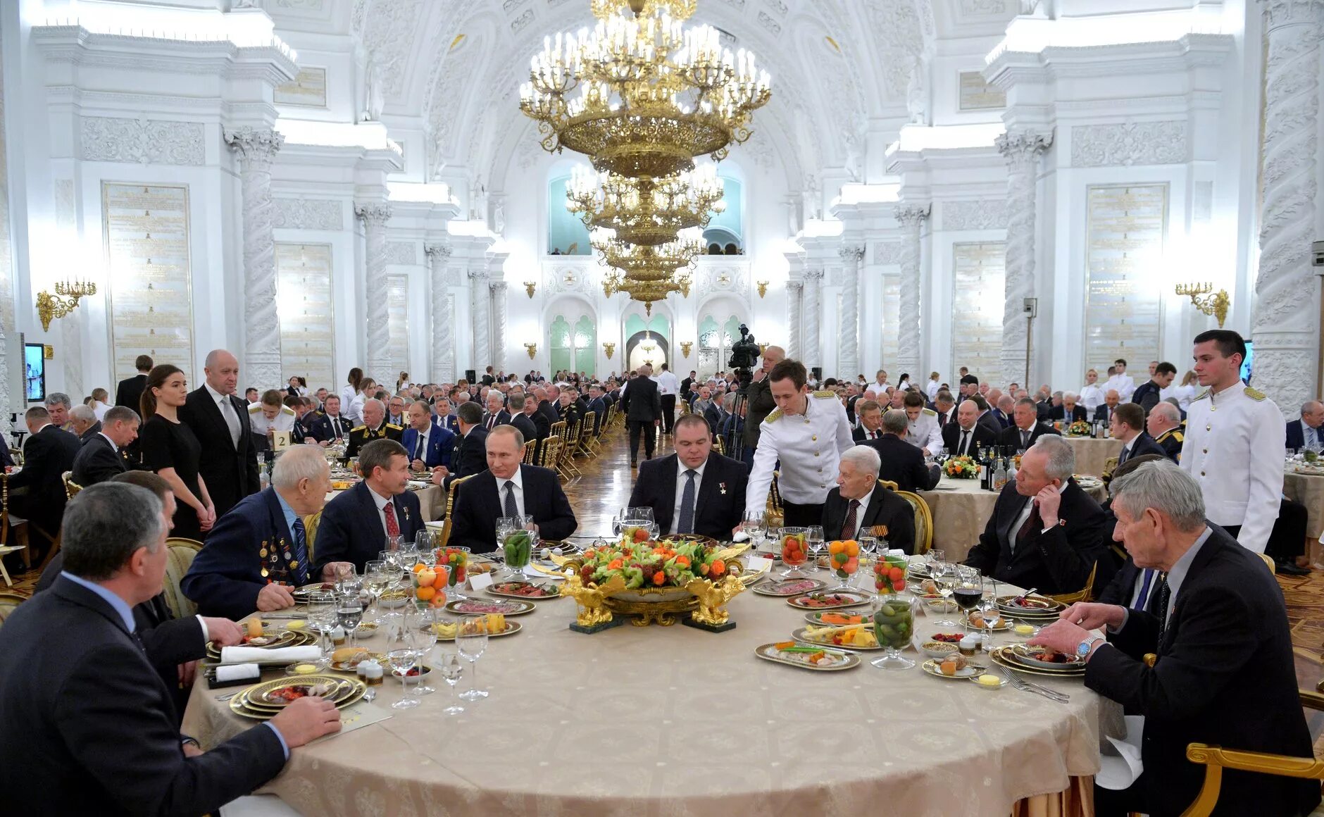 Президентское мероприятие. Георгиевский зал Кремля банкет. Прием в Кремле. Торжественный прием. Дипломатический обед.
