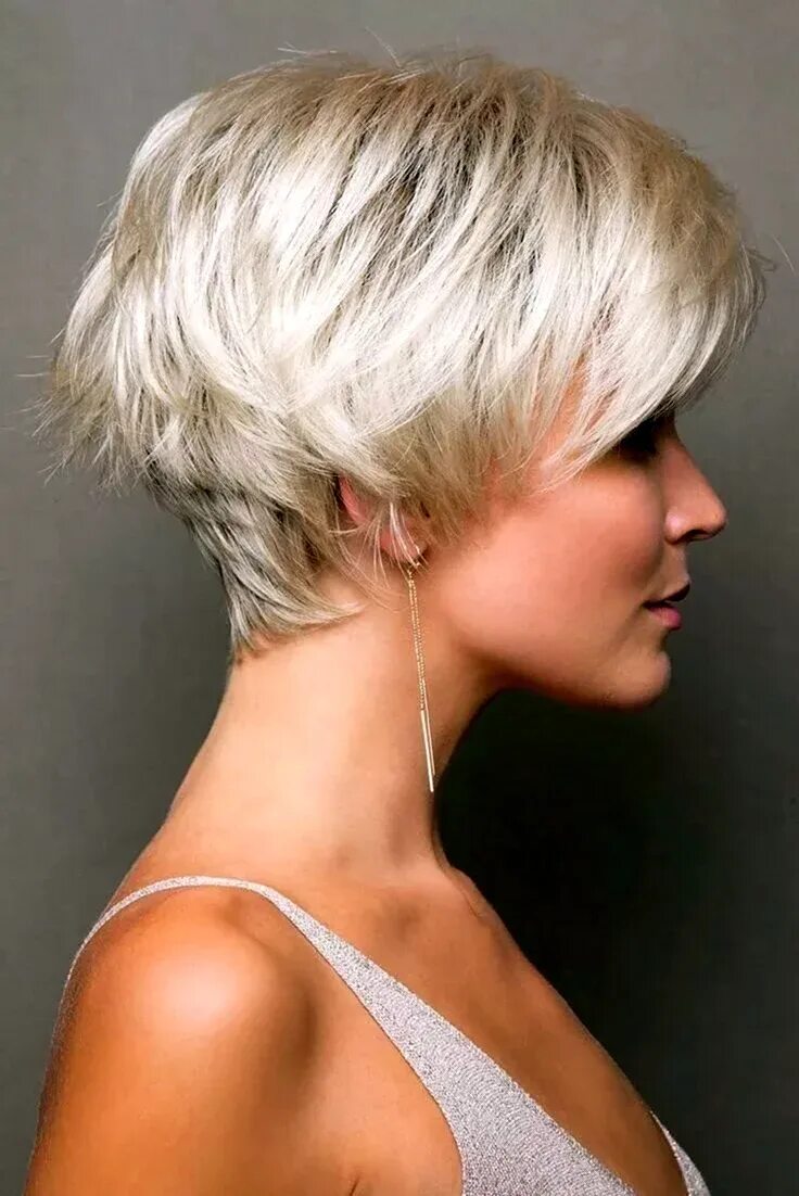 Стрижка гаврош на короткие. Короткая стрижка пышная макушка. Короткие стрижки с затылком с короткой макушкой. Стрижка «рапсодия»рваная на короткие волосы. Короткие пышные стрижки.