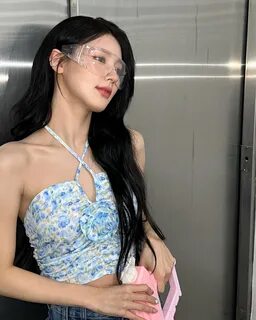 Trang phục màu xanh được các fashionista áp dụng tuyệt đẹp cho street style...