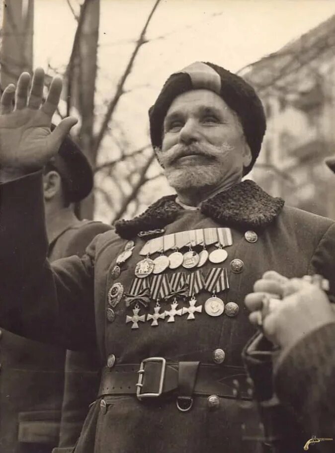 Во время второй мировой войны вручали. Грусланов Георгиевский кавалер.