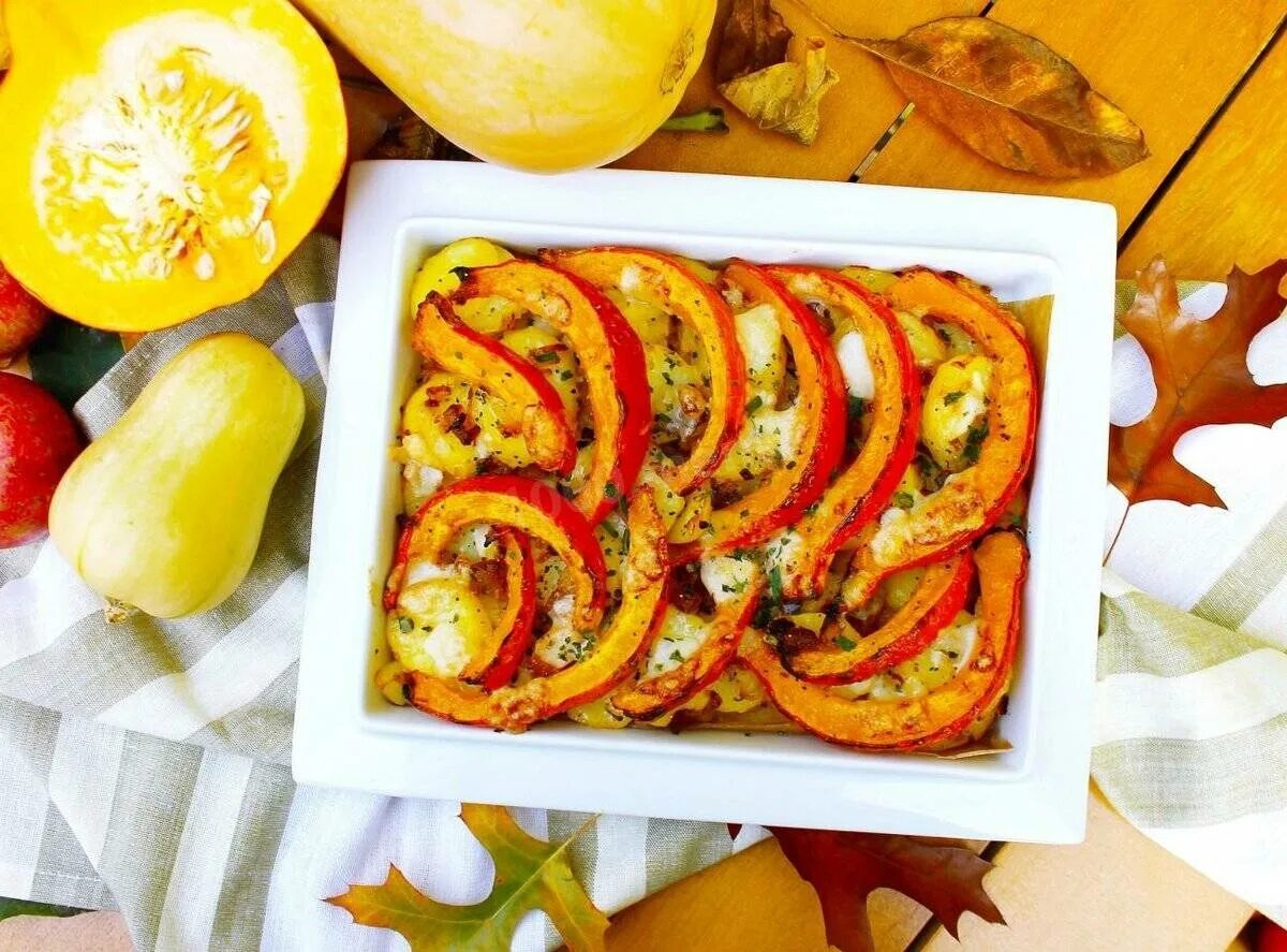 Какую тыкву запекают в духовке. Тыква запечённая в духовке. тыква с картошкой в духовке. тыква запеченная с картофелем в духовке. картофель с тыквой в духовке.