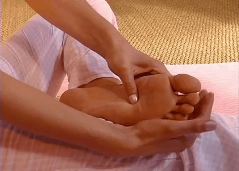 Массаж стопы схема самомассаж. Самомассаж пальцев стопы. Массаж рук и ног. Массаж рук и ног. Самомассаж ног при варикозе нижних конечностей.