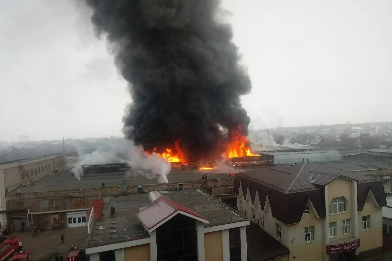 Теракт в оренбурге сегодня. Торговый комплекс мир Оренбург пожар. Пожар в Оренбурге сейчас в центре. Пожар в Оренбурге сейчас. Пожар в Оренбурге сейчас в центре города.