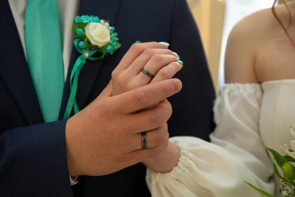 Во сколько лет можно жениться. Get married. Малыши жених и невеста. Современный брак. Мусульманка и христианка.