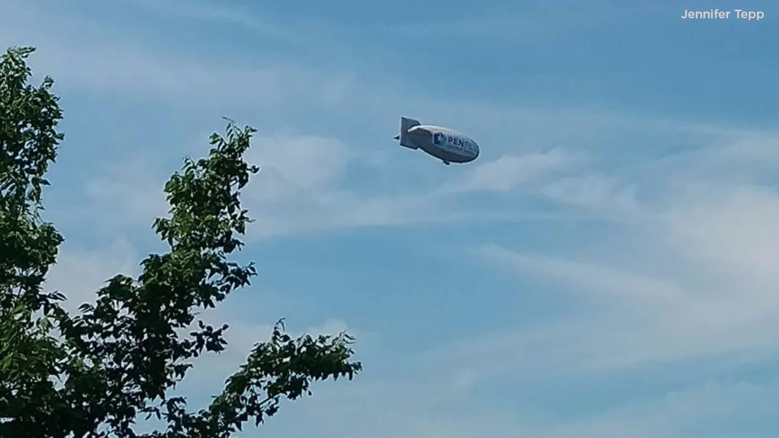 Летающая реклама дирижабль. Дирижабль над домом. Рекламный аэростат. Дирижабль рекламный в Америке.