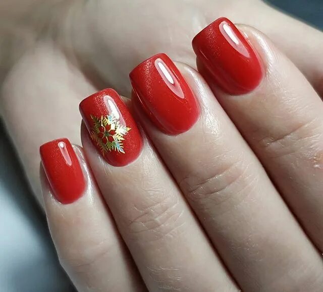 красный маникюр с золотыми снежинками. маникюр красный с золотом и снежинками. новогодний маникюр красный с золотым. ногти красные с блёстками. новогодние ногти красные с наклейками.