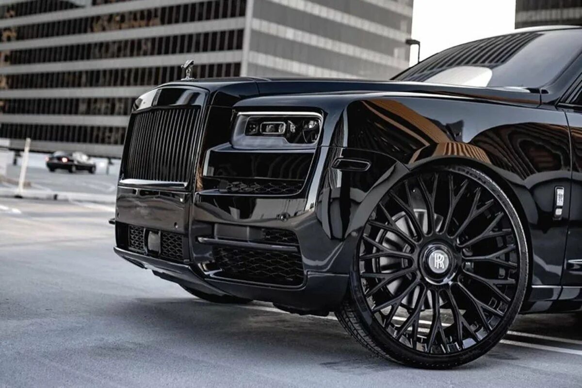 Акума роллс ростов. Rolls Royce Cullinan. Rolls-Royce Куллинан. Rolls Royce Cullinan Wheels. Rolls Royce Cullinan Mansory.