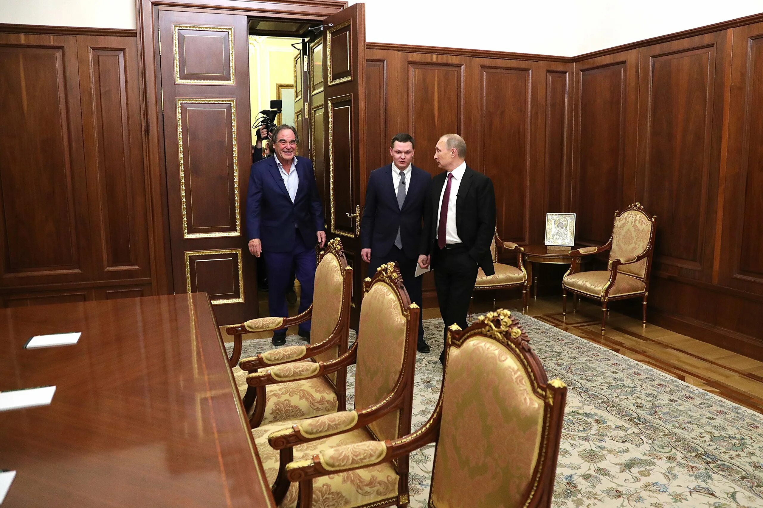 Путин 2017. Интервью с путиным оливер стоун. Оливер стоун и владимир путин. Оливер стоун интервью. Оливер стоун интервью.