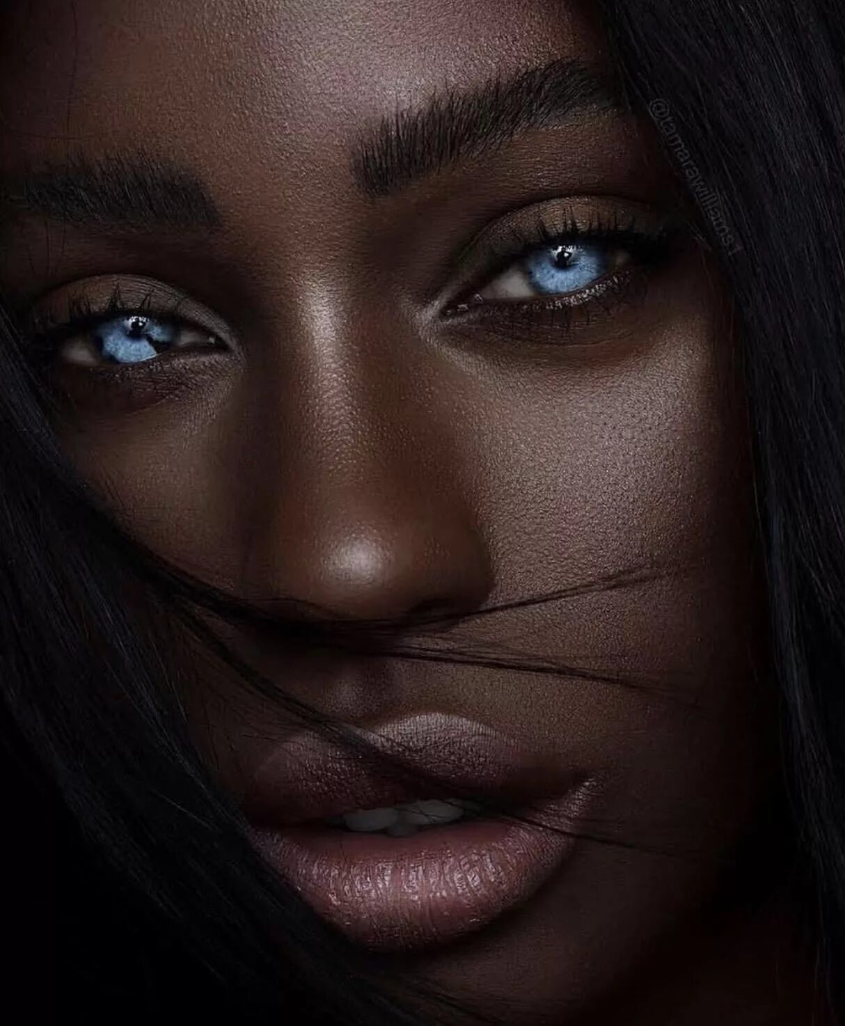 Чернокожая красавица лола чуил. Модель из гамбии melvnin. Портрет темнокожей девушки. Линда браун темнокожая. Эбони дж льюис.