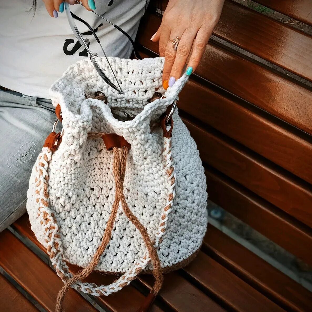 Вязаная торба. Вязаная торба. Сумка торба крючком мастер класс. Вязаная сумка торба. Сумка торба из трикотажной пряжи крючком.