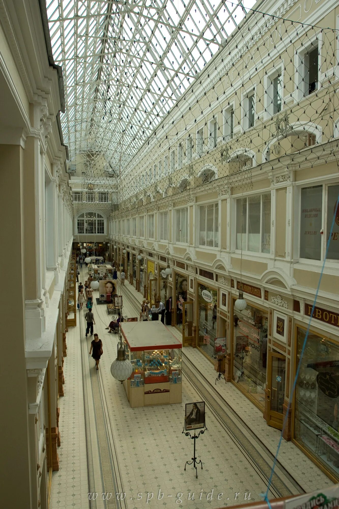 Пассаж салон. Пассаж в СПБ на Невском.