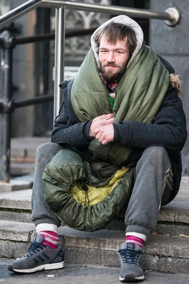 Buys homeless men. Бомж.