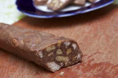 Шоколадная колбаса из печенья с молоком