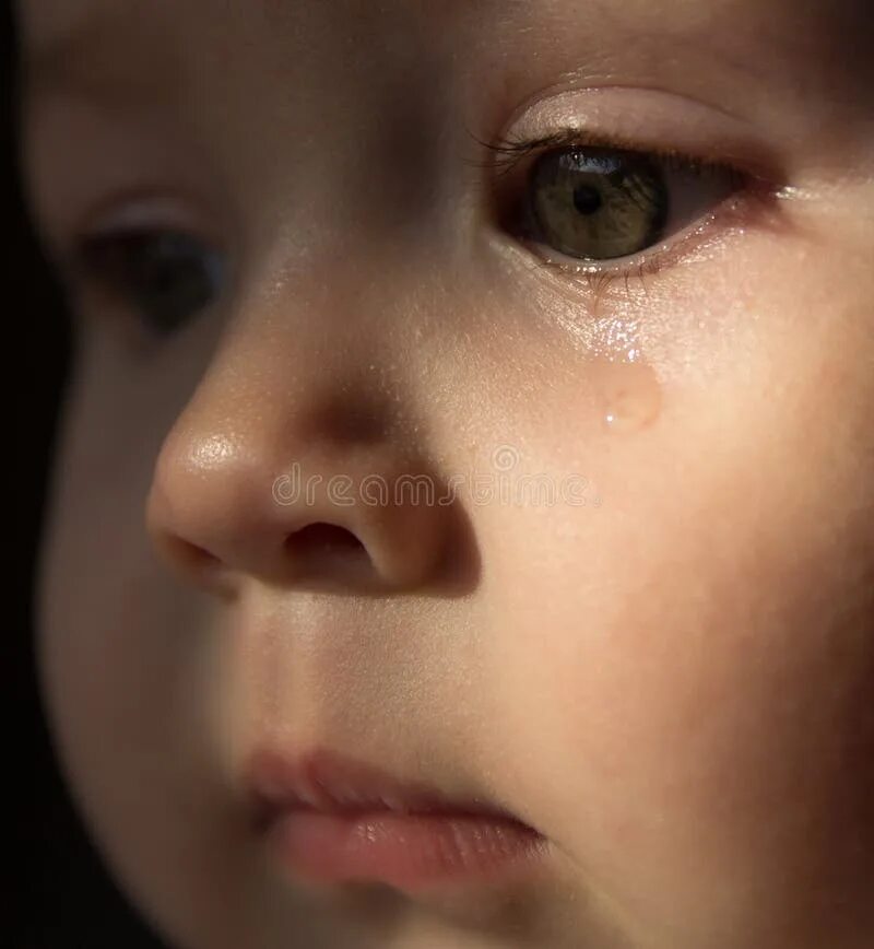 Мальчик со слезами на глазах. Слезы ребенка. Печальное лицо. Печальные лица детей. Грустное лицо.