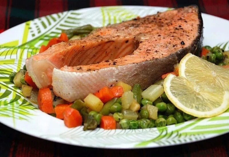 Простые рецепты рыбы с овощами. Семга с овощами. Лосось с овощами. Рыбный стейк с овощами. Рыба тушеная с овощами.