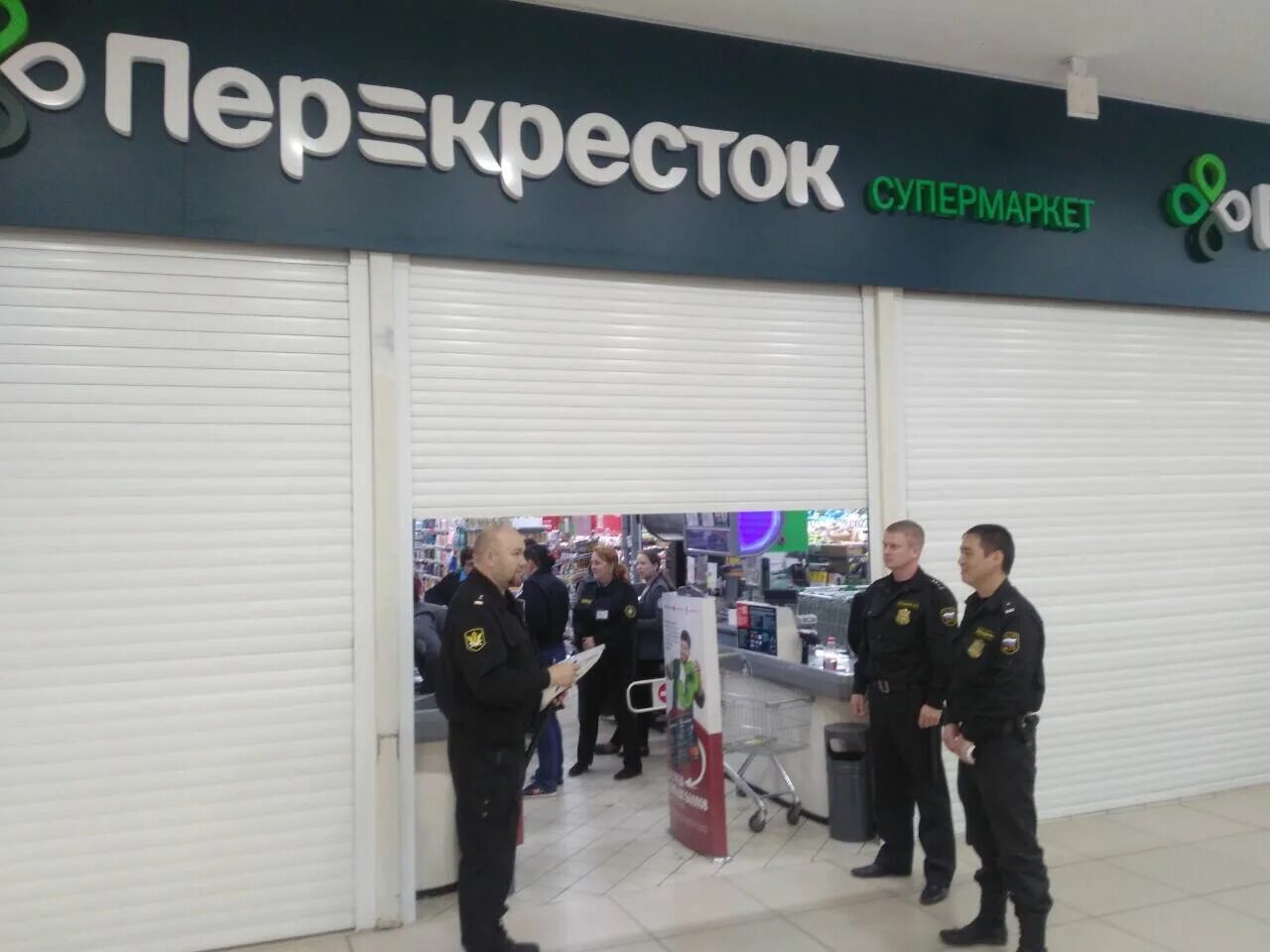 Закрылся перекресток. Пересечение перекрестка. Закрытие магазина перекресток. Зеленая улица 35 воа владивосток фото. Перекресток дорога.