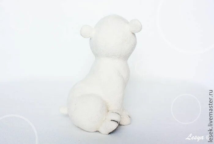 Медвежонок снежок. Белый мишка из шерсти. Белый мишка снежок. Игрушка мишка Полярный снежок.