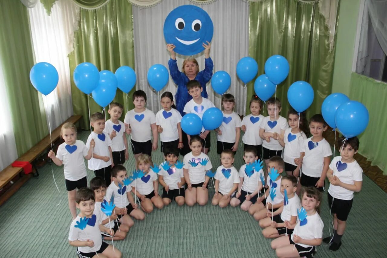 акция зажги синим в детском. зажги синим акция аутизм в детском саду. синий день в детском саду. всемирный день ребенка в средней группе. голубой день в детском саду.