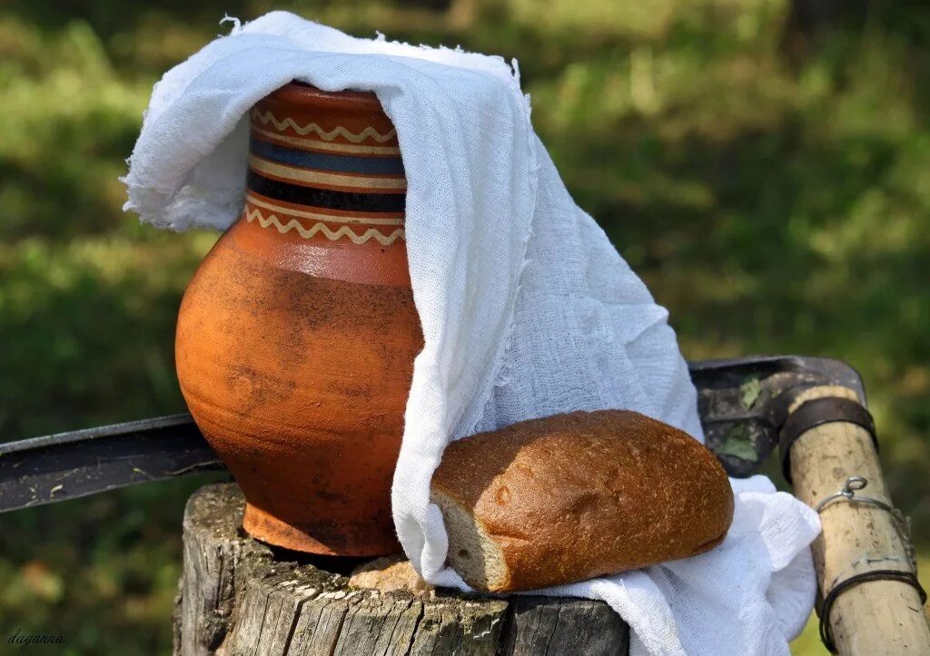 Село крынки сегодня. Хлеб в деревне. Деревенское молоко в кувшине. Глиняный кувшин с молоком и хлеб. Деревенское молоко в Крынке.